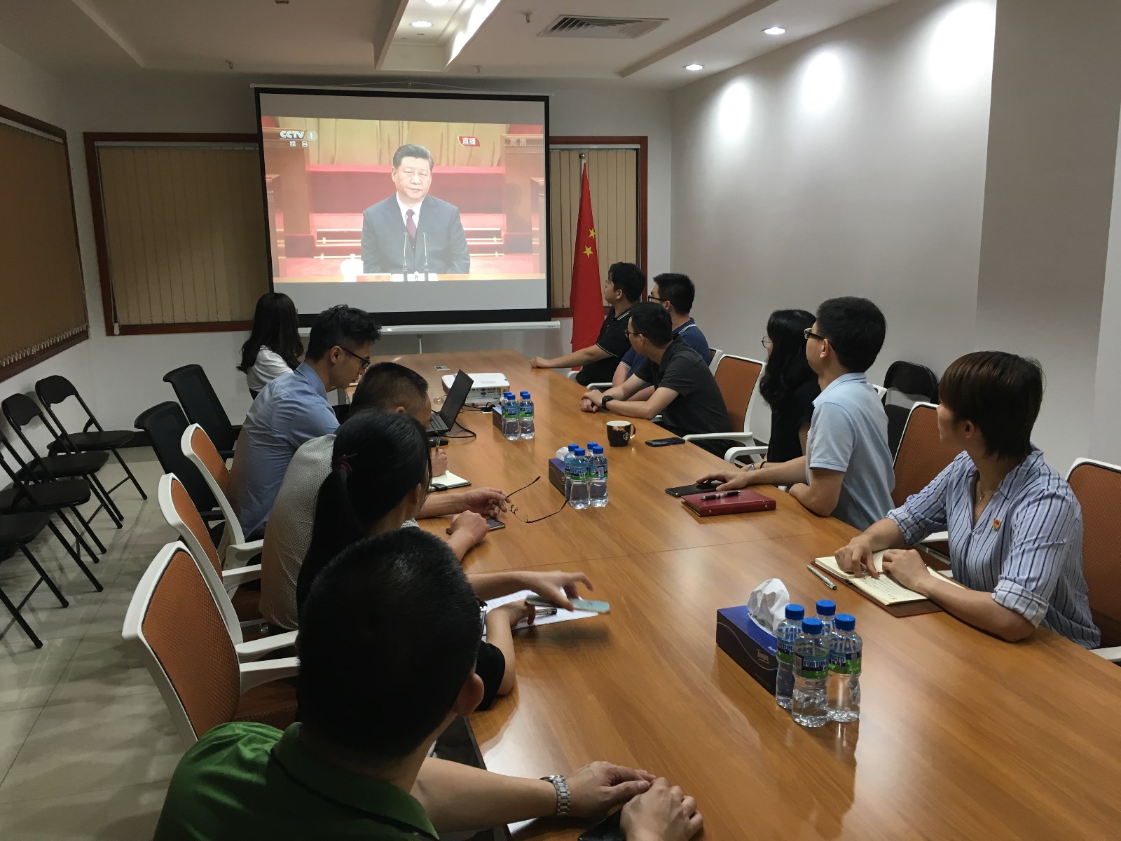 05-眾源環(huán)境公司員工收看紀(jì)念五四運(yùn)動(dòng)100周年大會(huì).jpg
