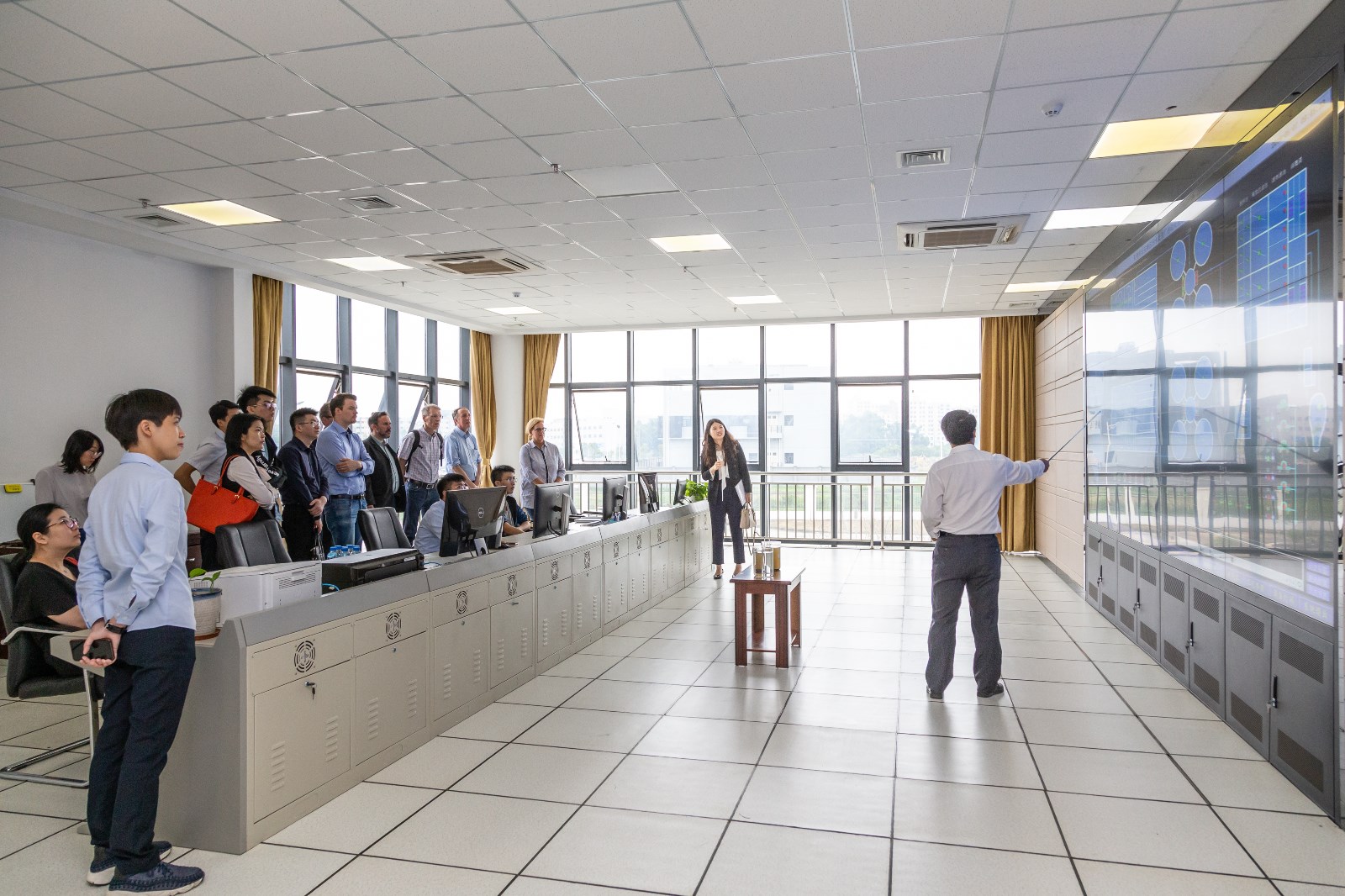 水投公司向代表團一行具體介紹長安新區(qū)廠的處理工藝