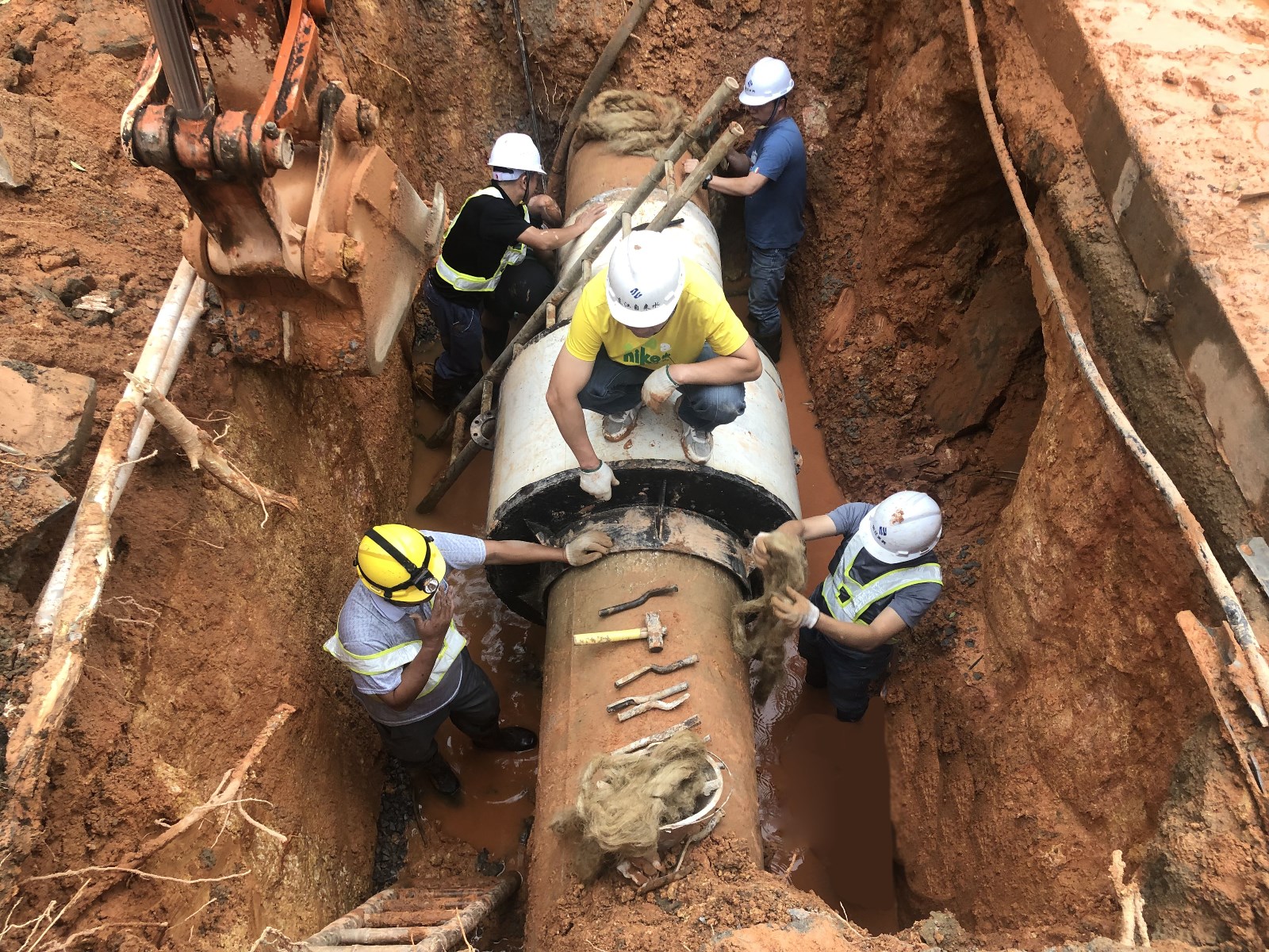 10-南城區(qū)簪花路DN600水泥管爆漏搶修現(xiàn)場，圖為東江水務(wù)公司黨員、業(yè)務(wù)骨干搶修保供水.jpg