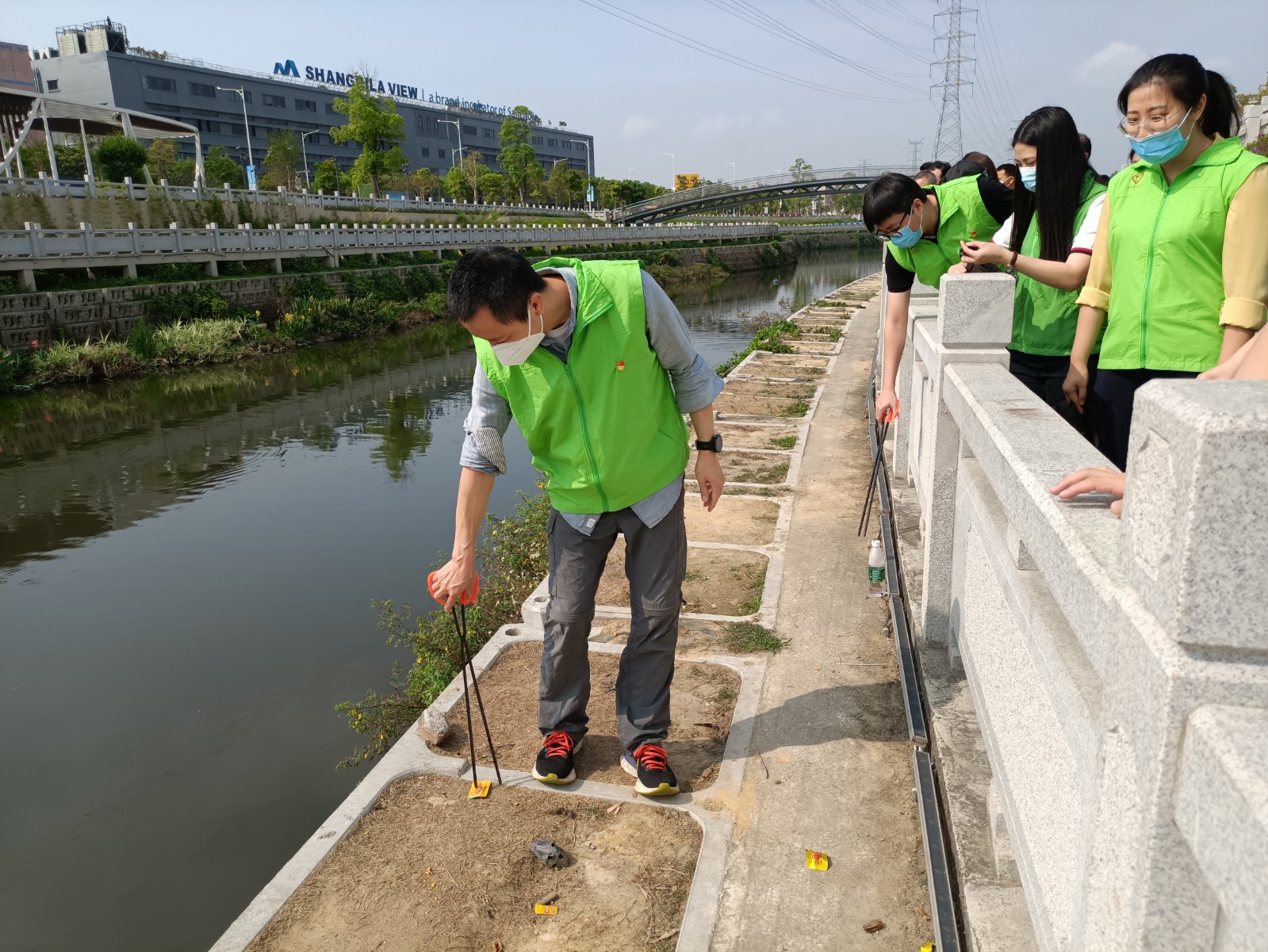 集團(tuán)機(jī)關(guān)第一黨支部開展“河莞家”清潔河道.jpg