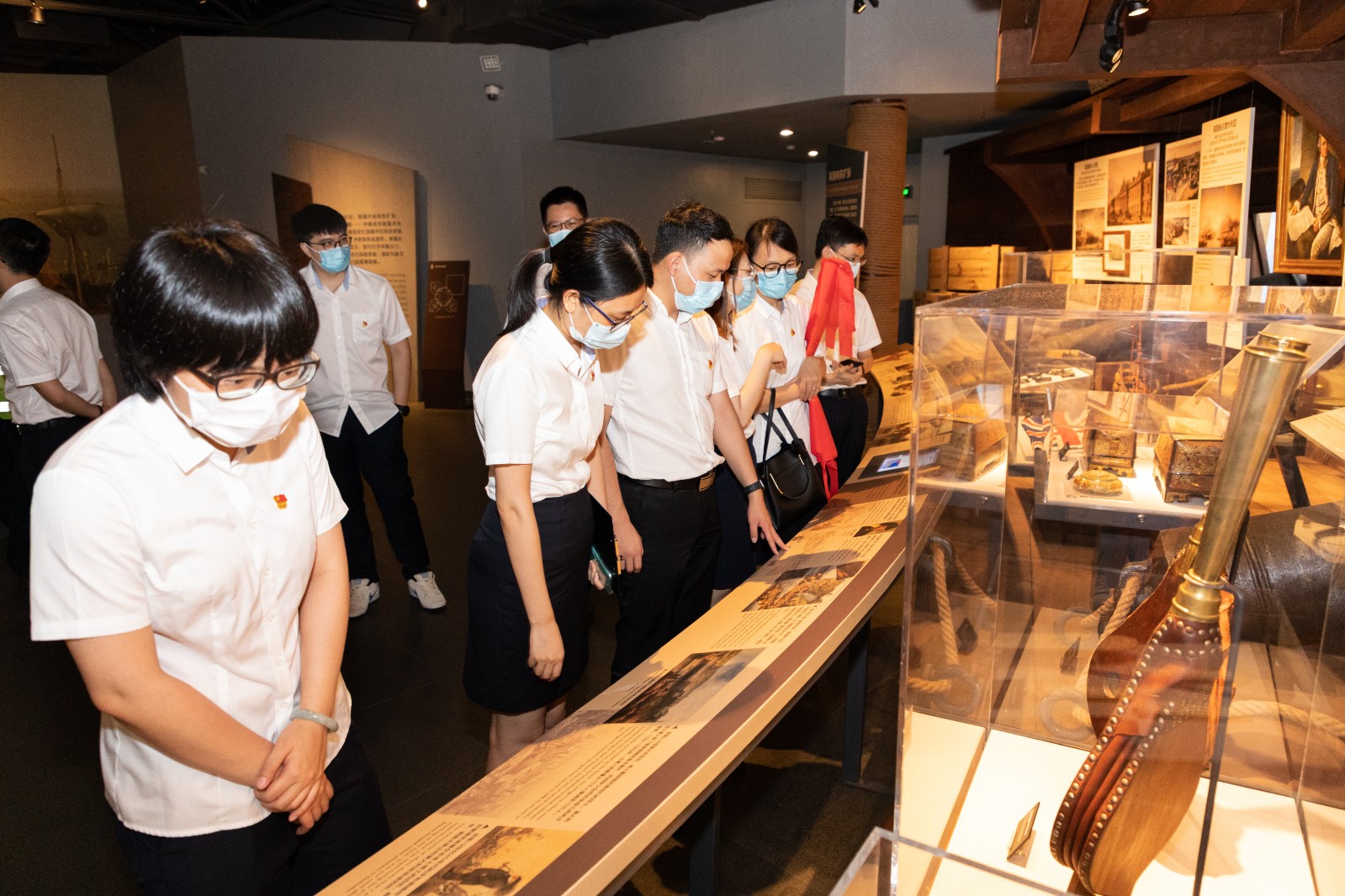 黨員認真參觀虎門海戰(zhàn)博物館陳列資料1.jpg