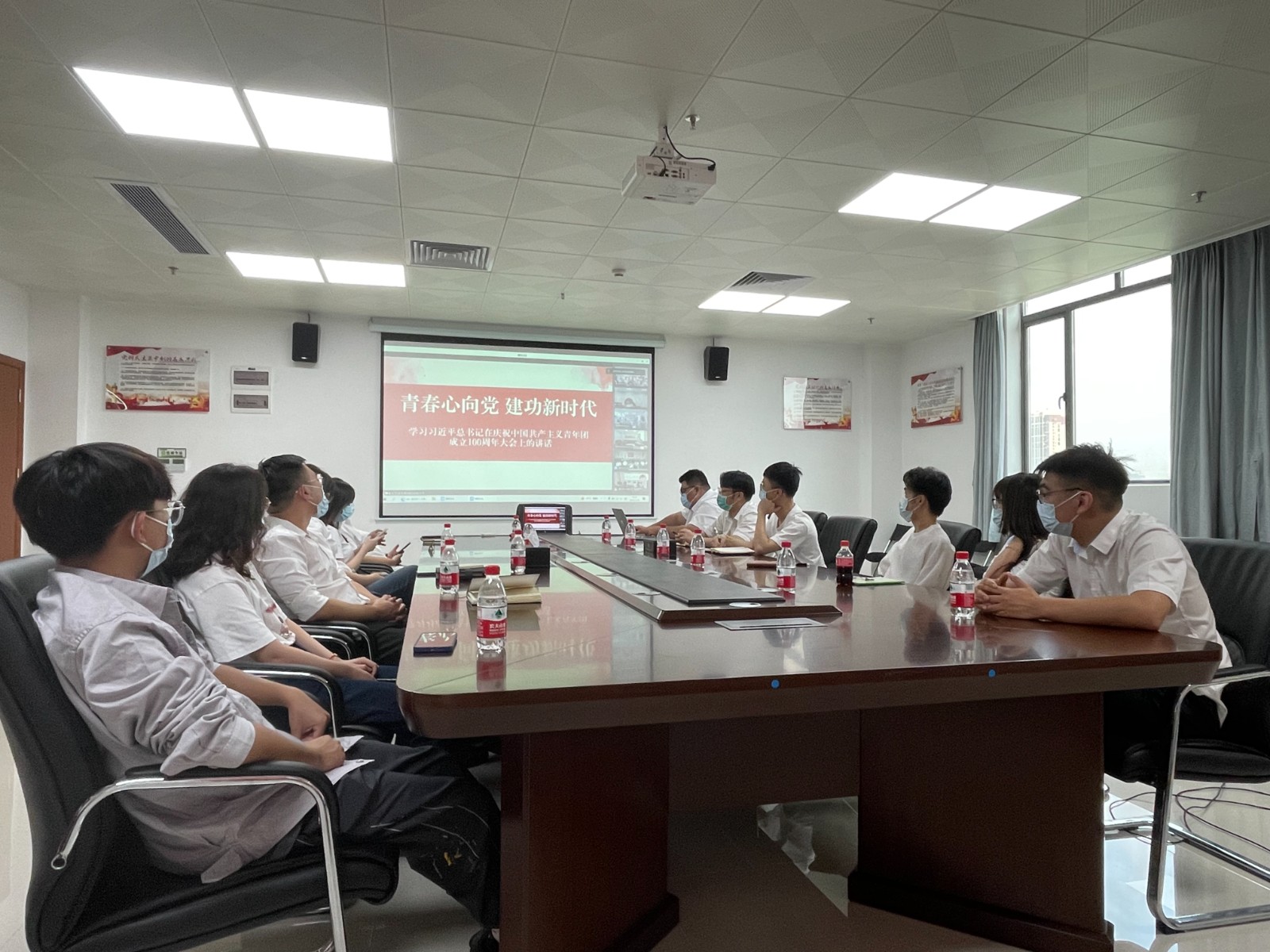 圖注：聆聽“青春心向黨，建功新時(shí)代”主題團(tuán)課.jpg