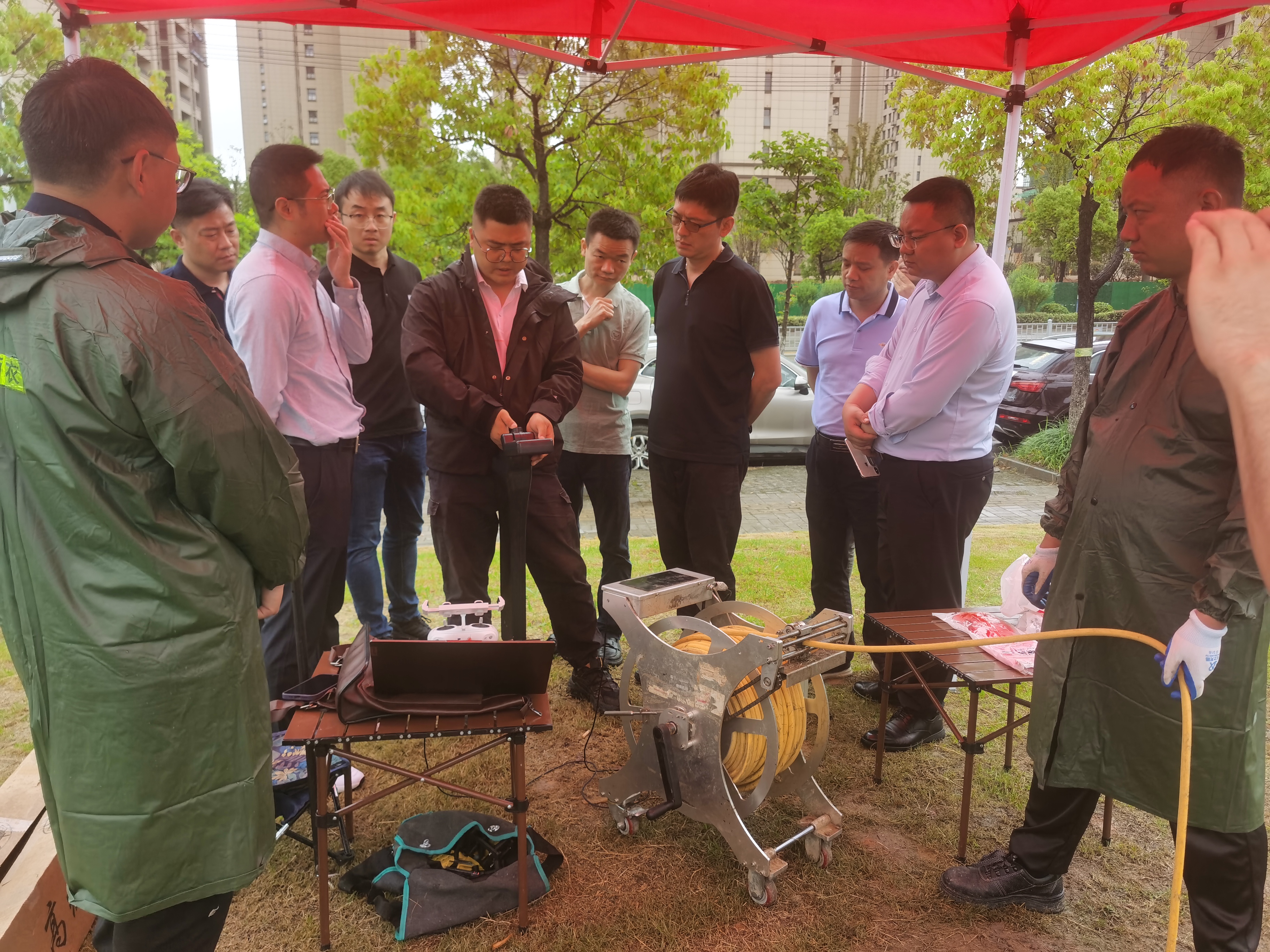 圖3 現(xiàn)場(chǎng)調(diào)研蕪湖市滿水狀態(tài)污水管道檢測(cè)作業(yè).jpg 圖3 現(xiàn)場(chǎng)調(diào)研蕪湖市滿水狀態(tài)污水管道檢測(cè)作業(yè).jpg