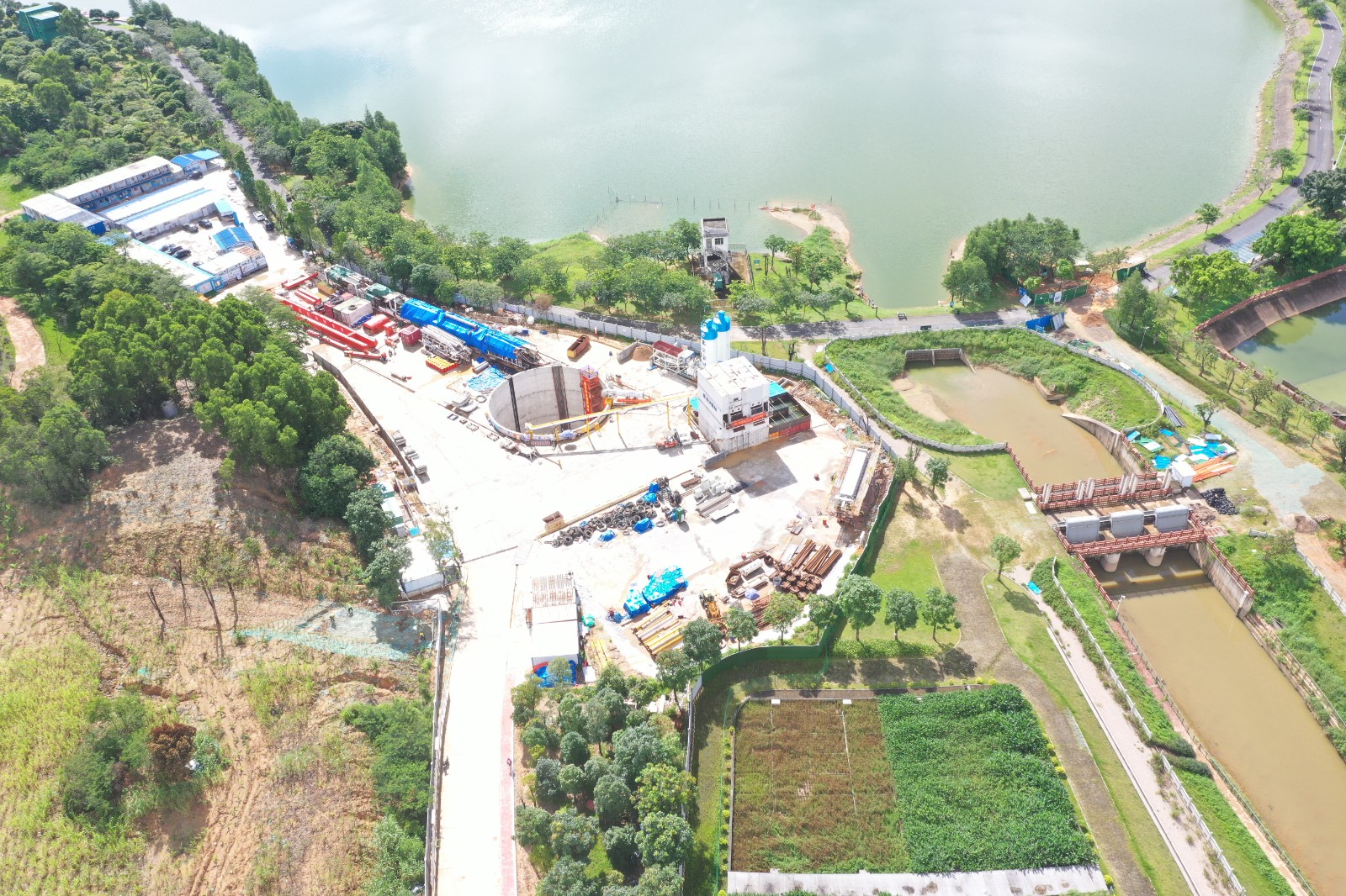 江庫聯(lián)網(wǎng)原水繞松木山水庫段原水管道工程(主體段)第二標(biāo)段R5工作井盾構(gòu)機(jī)施工現(xiàn)場.jpg 江庫聯(lián)網(wǎng)原水繞松木山水庫段原水管道工程(主體段)第二標(biāo)段R5工作井盾構(gòu)機(jī)施工現(xiàn)場.jpg