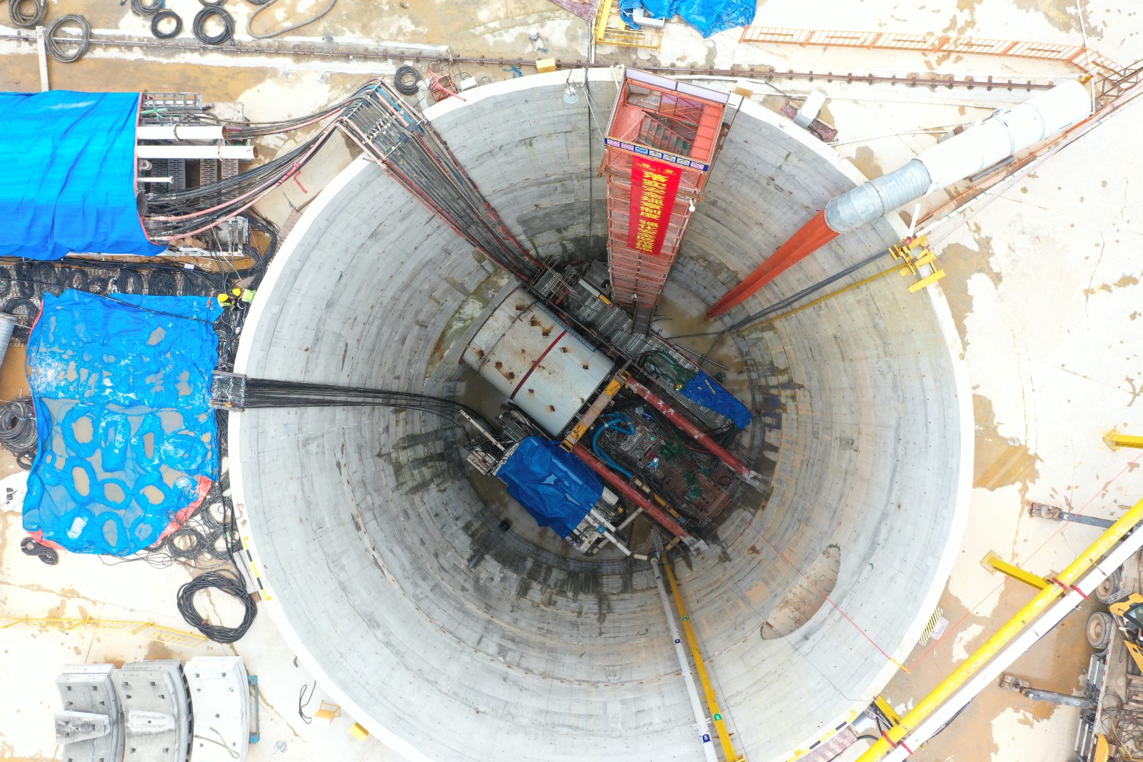 江庫聯(lián)網(wǎng)原水繞松木山水庫段原水管道工程(主體段)第二標(biāo)段R5工作井盾構(gòu)機(jī)施工現(xiàn)場 (2).jpg 江庫聯(lián)網(wǎng)原水繞松木山水庫段原水管道工程(主體段)第二標(biāo)段R5工作井盾構(gòu)機(jī)施工現(xiàn)場 (2).jpg