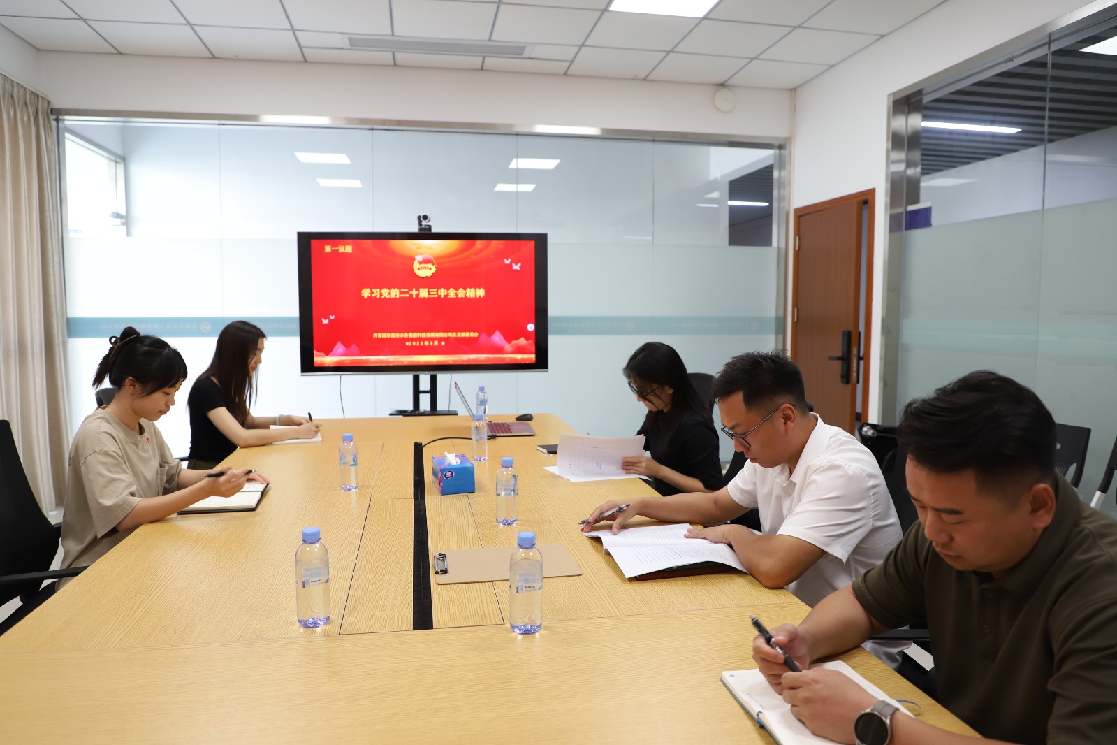 圖注10:科技公司團總支結(jié)合“第一議題”,學習全會精神.jpg