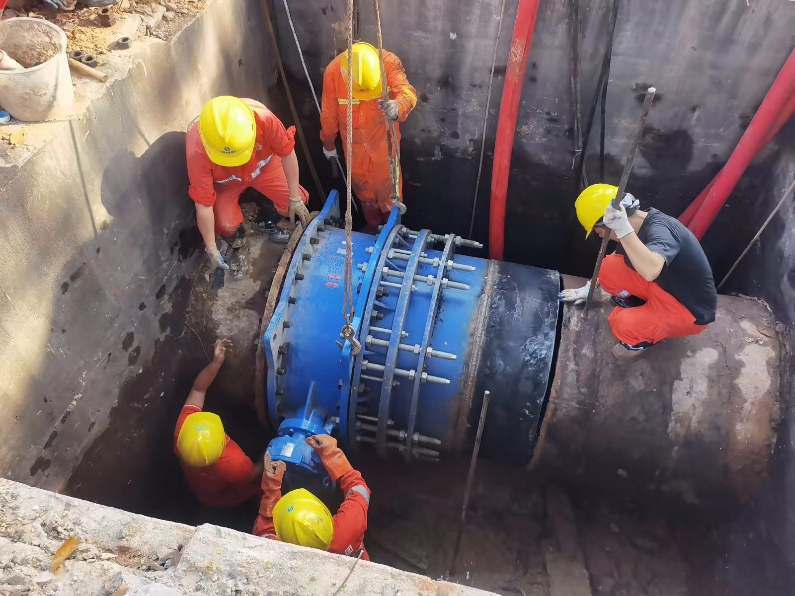 圖2：DN1200供水管道搶修現(xiàn)場.jpg