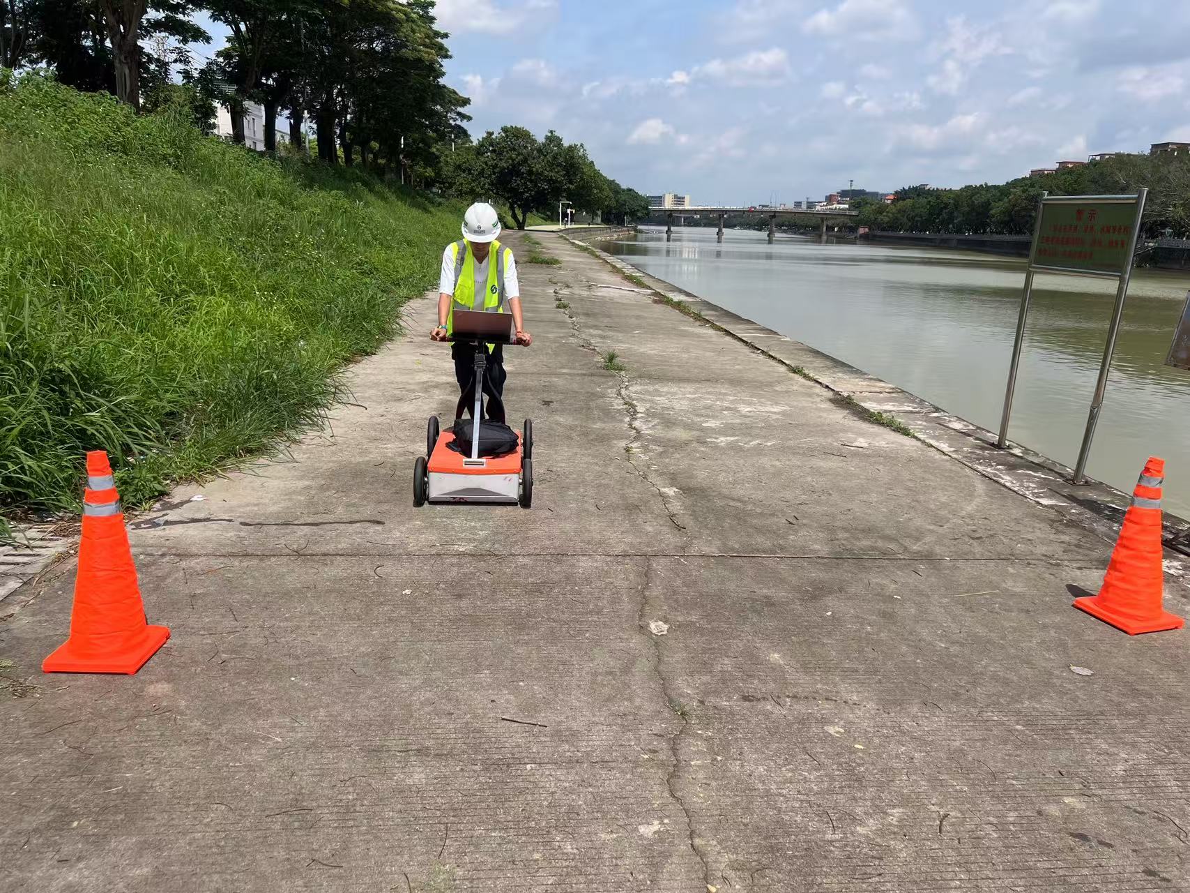 工作人員運用探地雷達探測技術(shù)對污水管道進行細致排查.jpg