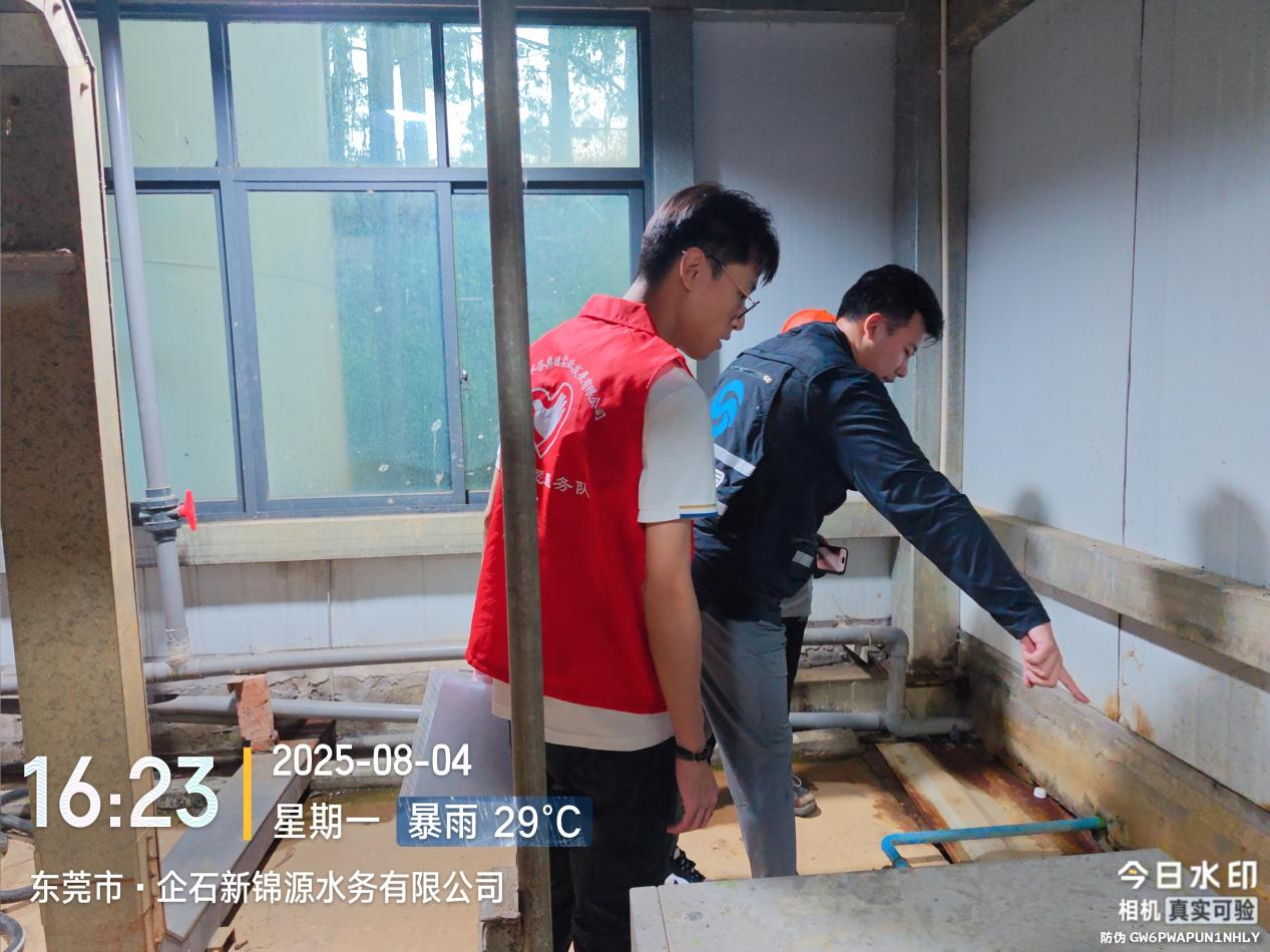 1.3 黨員干部帶頭到全市61家污水處理廠，對污泥項目設施設備、材料堆放點、排水溝渠、綠化帶等易積水區(qū)域開展排查和整改工作。.png