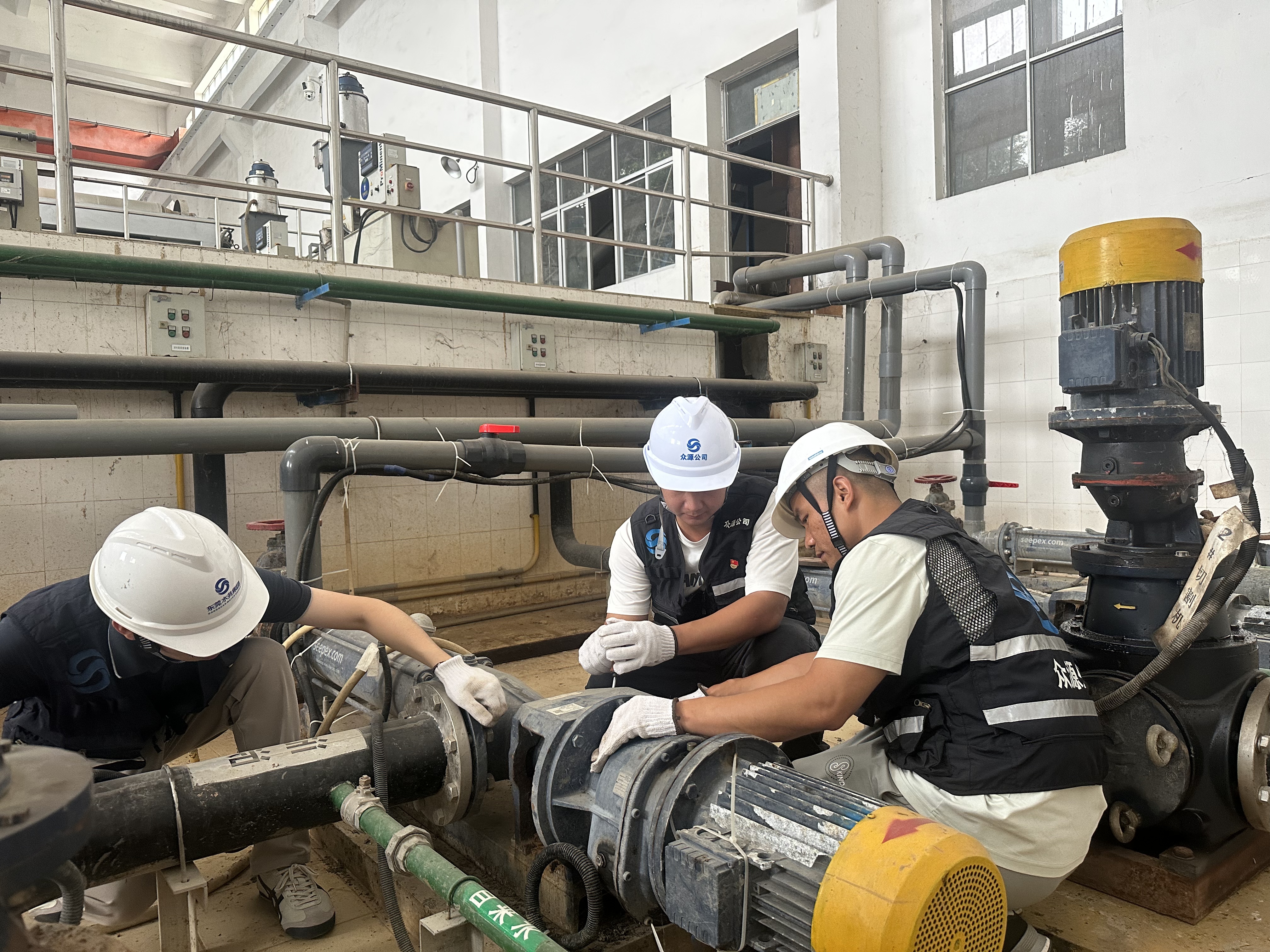 2.3 公司一線黨員積極在崗位中發(fā)揮先鋒模范作用，帶頭開展安全設備檢查工作。.jpg