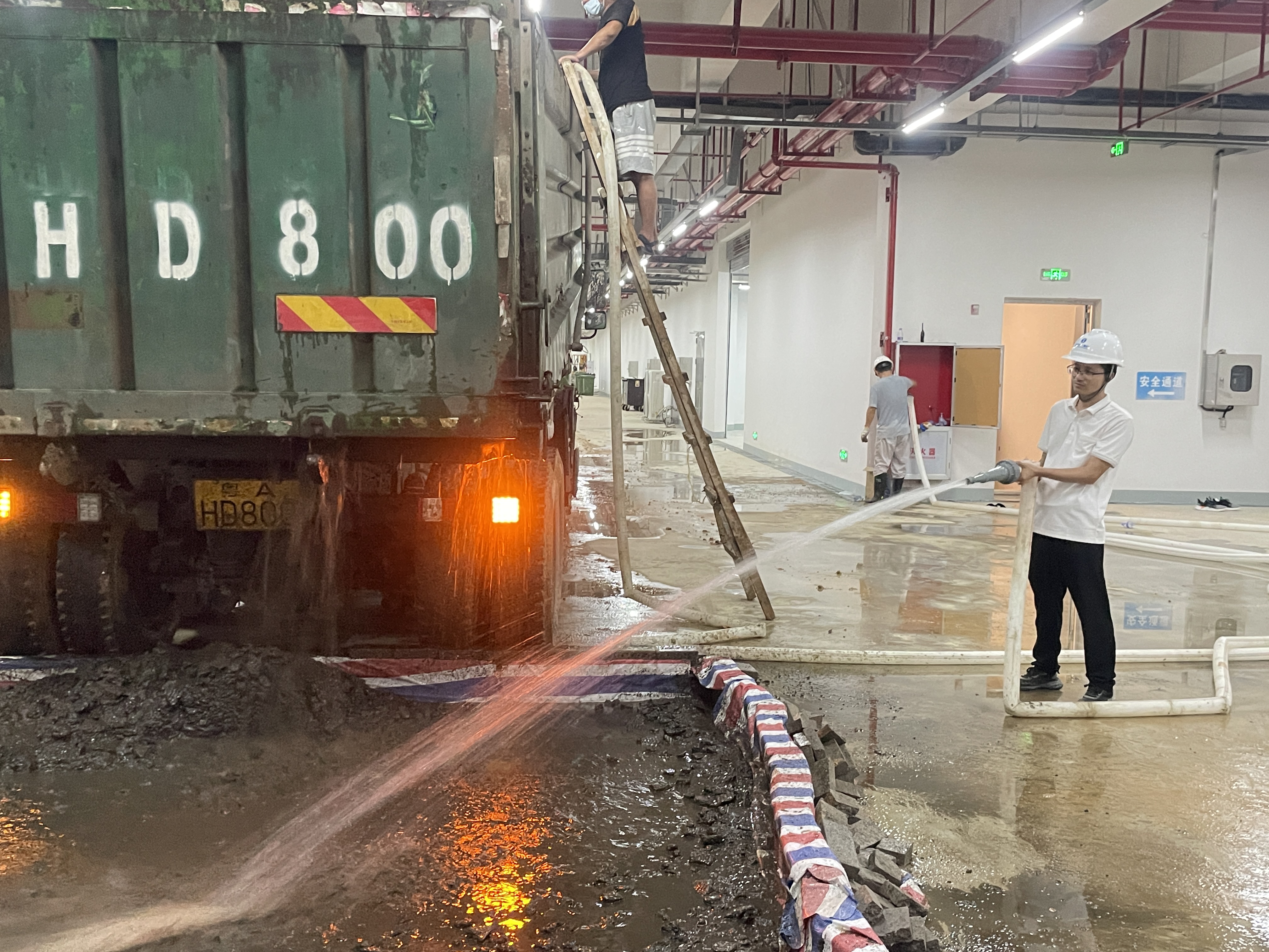 廠區(qū)負責人喬文現(xiàn)場稀釋污泥投加至生化系統(tǒng).jpg 廠區(qū)負責人喬文現(xiàn)場稀釋污泥投加至生化系統(tǒng).jpg